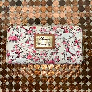 🩷Loungefly Marie Wallet Heart Logo🩷